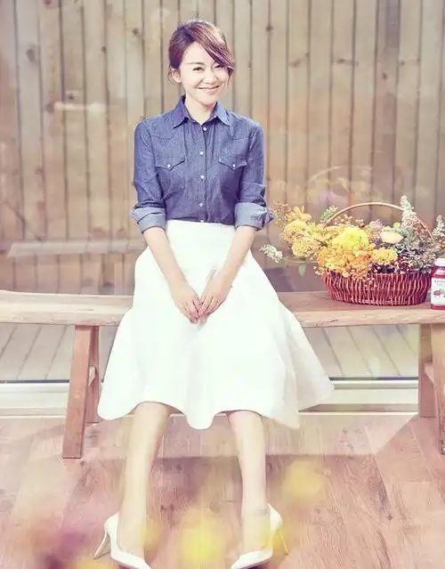 46岁闫妮一旦时髦起来拦都拦不住,头次觉得白衬衫可以这么好看