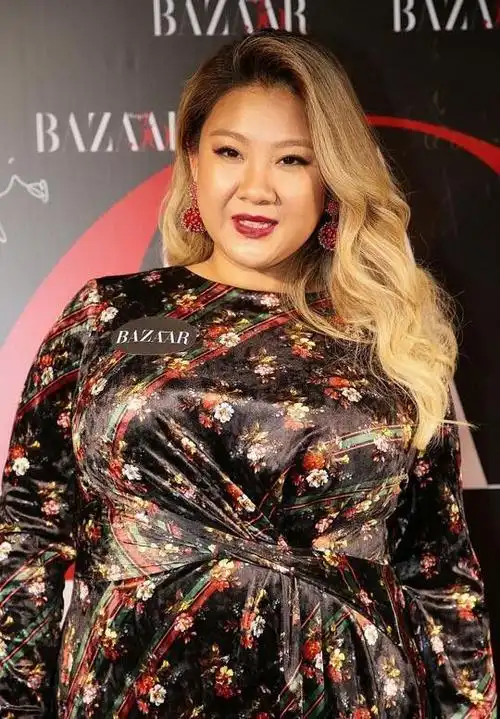 郑欣宜真是重量级美人穿印花裙尽显雍容华贵胖却很有韵味美