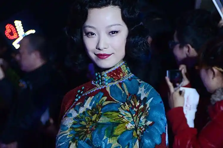 两代谋女郎同台撑戏谋女郎果真一代不如一代