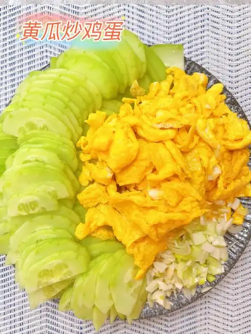 黄瓜炒鸡蛋一道很清新的家常菜简单