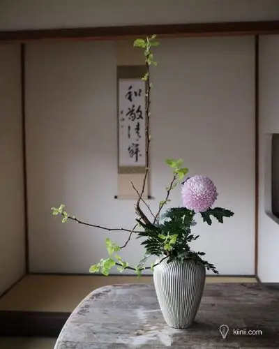 日本花艺师安达力的插花作品,通过花艺与器物的相互呼应,尽现春日时光
