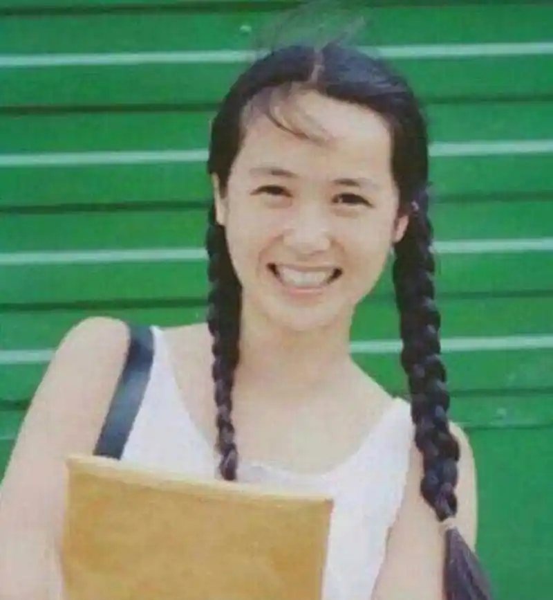 蒋雯丽年轻时相当清秀,很难想象到她在《霸王别姬》里能演出悲情女人