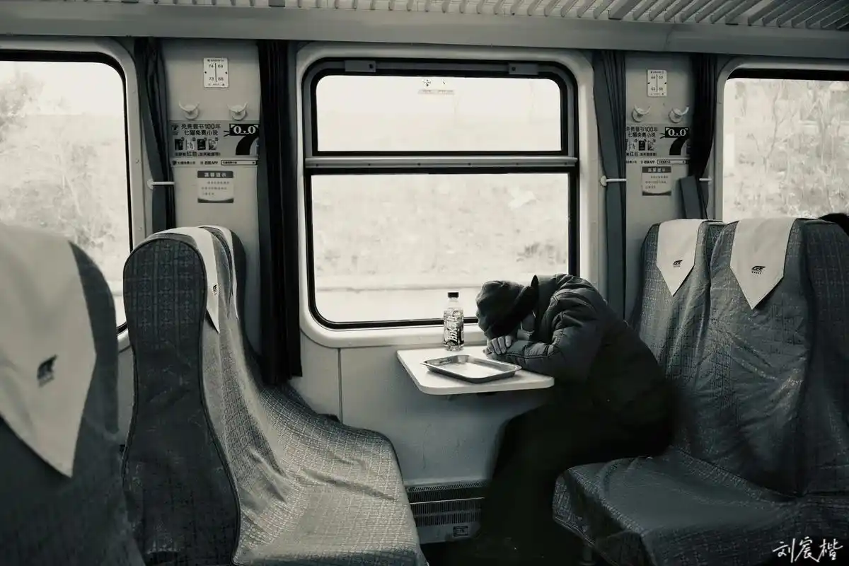 坐一次绿皮火车吧 去看看窗边的人们,和少年清澈的目光 #摄影 - 抖音