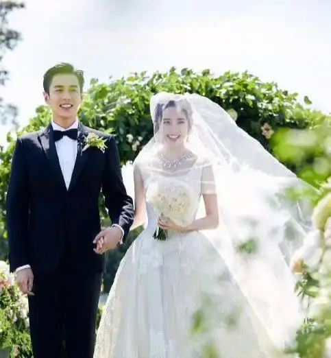 张若昀唐艺昕跳舞时请注意婚纱上绣的英文真正的意义令人羡慕