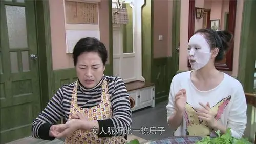 独生子女的婆婆妈妈小曼在家敷面膜谁料一转头把婆婆吓得够呛