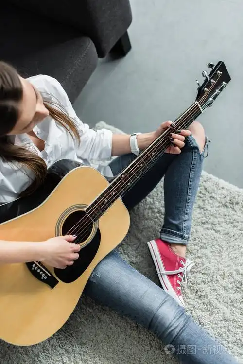 客厅里女孩坐着弹吉他的局部景观