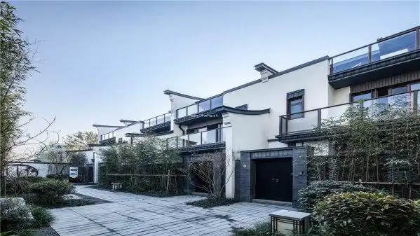 保利小楼大院,纯别墅区带私家花园的院子母亲节来电只要180万