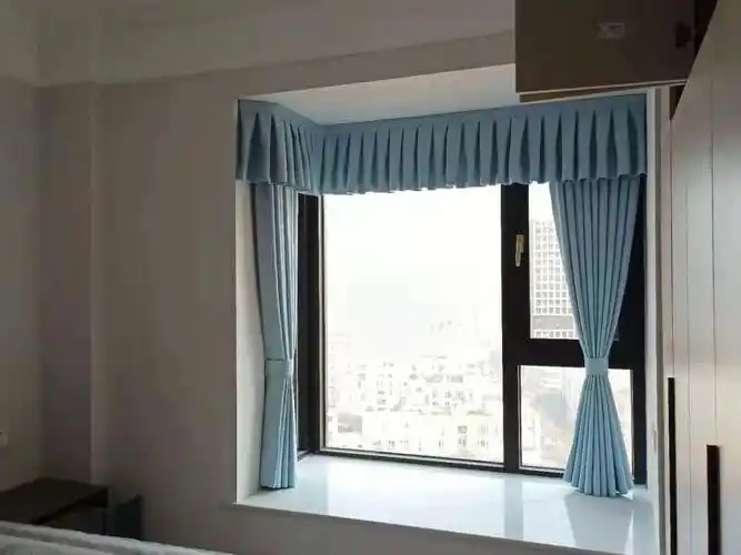 现在很流行现代风格,在遇到是飘窗的房间,因各种原因没做窗帘盒的话