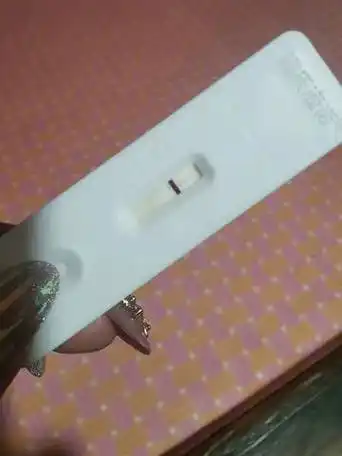 离月经期还有2天,今早测出验孕棒第二条杠特别淡,晚上看能清楚些,有能