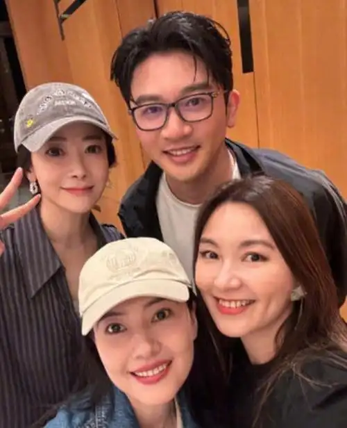 除了饰演"殷离"的她之外,"周芷若"高圆圆,"小昭"陈秀丽都到场支持,她