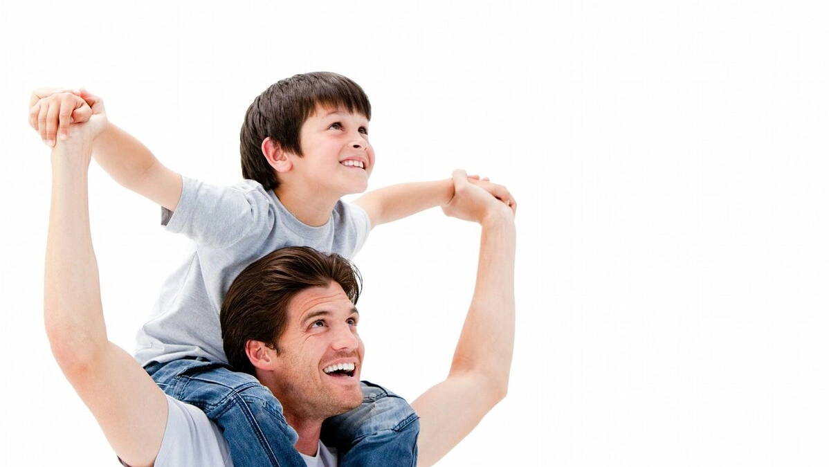 爸爸举高高失手,一岁半儿子摔进icu,逗孩子玩这些动作要避免