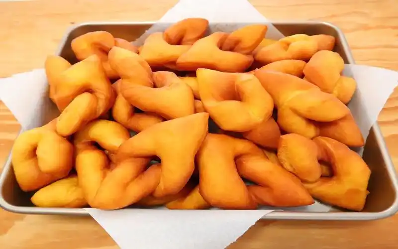 过年必备的炸果子,做法比麻花简单,吃着比面包好吃,外酥里软