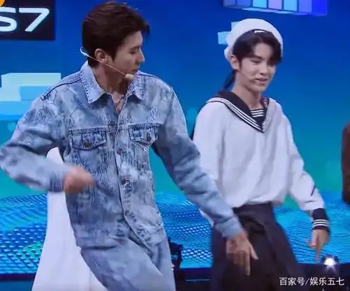 蔡徐坤黄明昊同框跳《情人》,网友:气质这东西真装不出来!