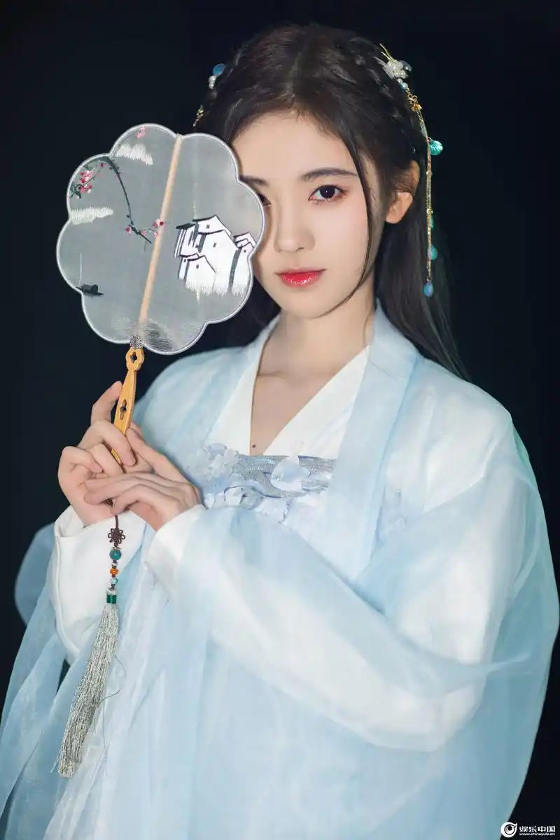 《国风美少年》鞠婧祎与其他评委"唱反调",张云雷霍尊摊手无奈