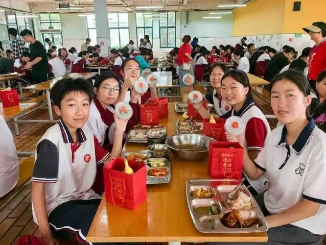 洪塘中学考点为考生准备了"旗开得胜"套餐和中考加油包,江北外国语