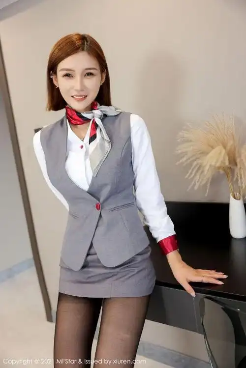 性感美女:模范学院新人模特王蜜黑丝美腿空姐制服装扮职场ol清爽写真