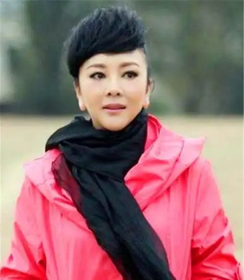 创业失败的梁丽,感情生活也不顺利,第一任丈夫是梁丽的初恋,感情