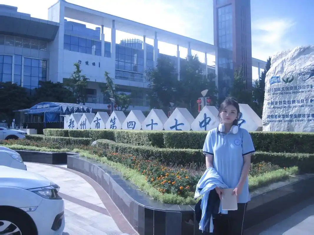 坐同桌吧.再穿校服98#清纯女高#青春#郑州四十七中高中部  - 抖音