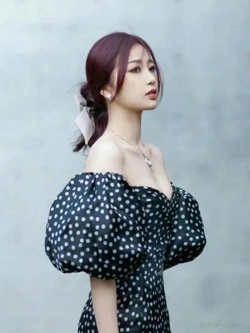 虞书欣波点泡泡袖抹胸长裙造型