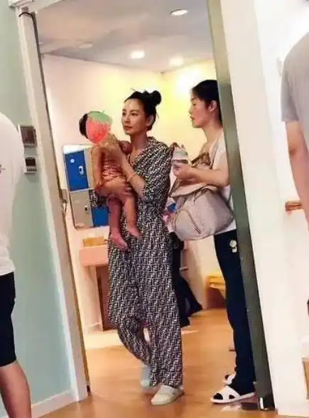 张雨绮龙凤胎儿女现身街头全程蹦跶超调皮打扮精致由专人照料