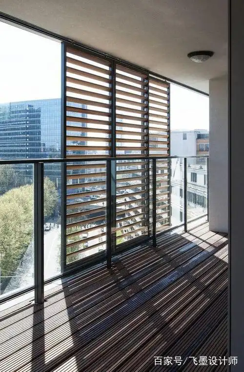 阳台不要装窗帘,现在国外流行装这种,推拉方便既能遮阳又能采光