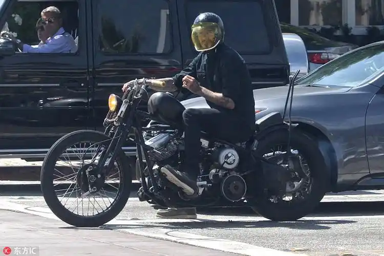 贝克汉姆骑老式摩托拉风十足面带笑容