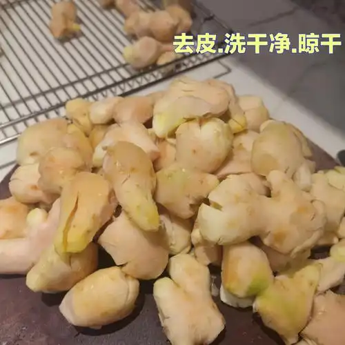 我用的是顺德本地姜,极其好吃,无根嫩姜用了三天来泡它,为了入味