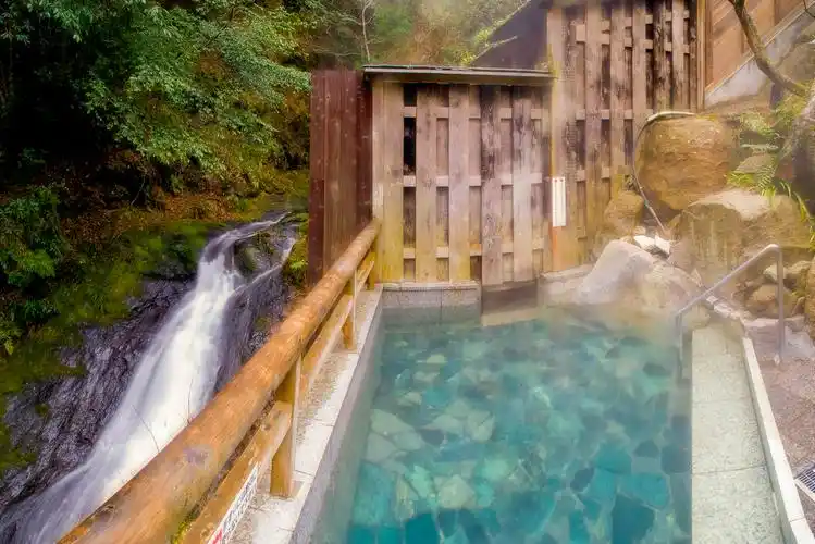 汤泉地温泉的公共温泉浴池"泷汤"的露天浴池