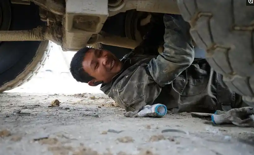 今年21岁的陈涛已经在这里学习修大车有5个年头了,在修车铺里现在俨然