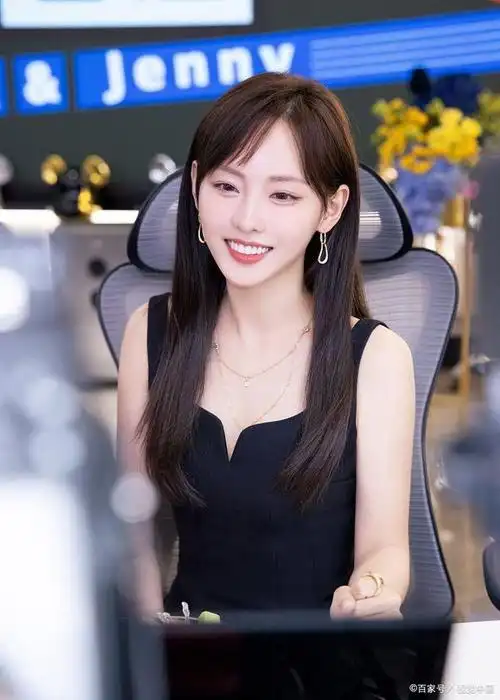 张嘉倪的奶茶人设翻车?边喝边漏,网友:难怪身材完美!