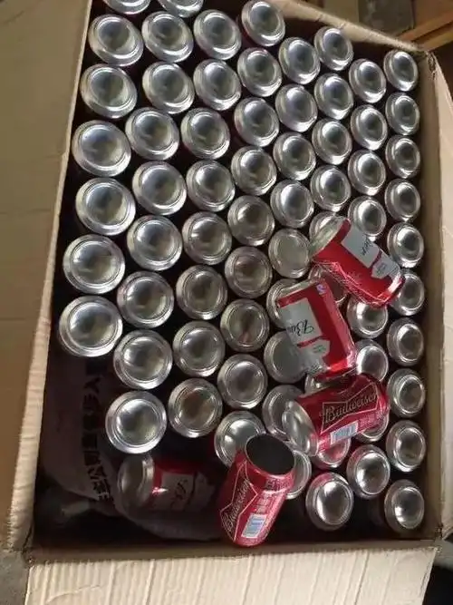 进入百威啤酒贴吧,会发现贴吧内存在着大量出售空啤酒罐,以及出售灌装