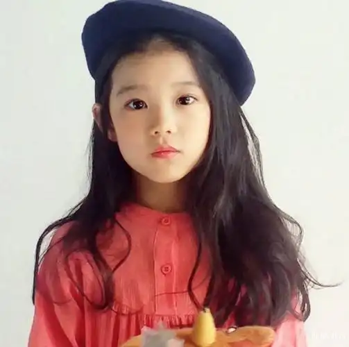 网友说这位8岁小姑娘是世界最漂亮女孩,直到看到妈妈