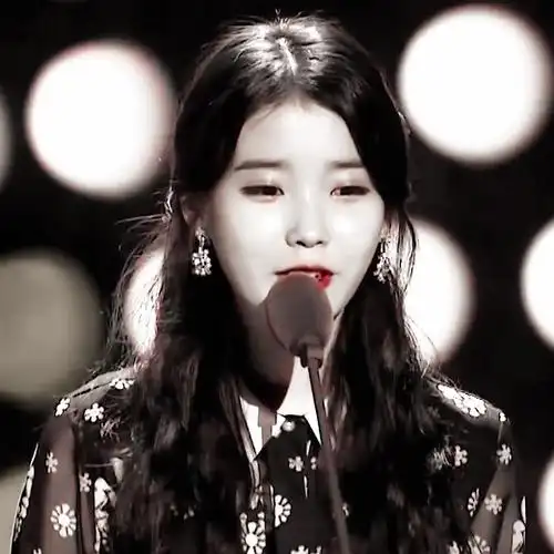 "傍晚的阳光金黄而辽远,四季交替却如此温情,你