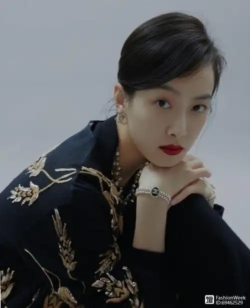 宋茜光影大片上线犀利眼神真勾人散发迷人魅力