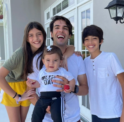 40岁卡卡庆祝女儿11岁生日父女俩颜值爆炸神似兄妹