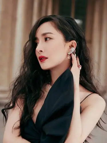 杨幂时尚先生盛典造型大蝴蝶结撞色长裙羊毛卷长发