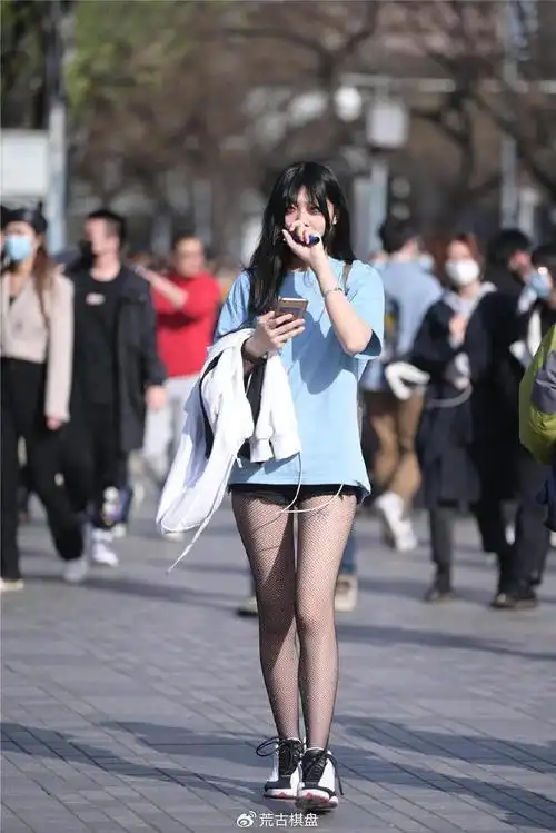 超薄的黑色丝袜,搭配黑白色的运动鞋,要是选择高跟鞋,会不一样|丝袜