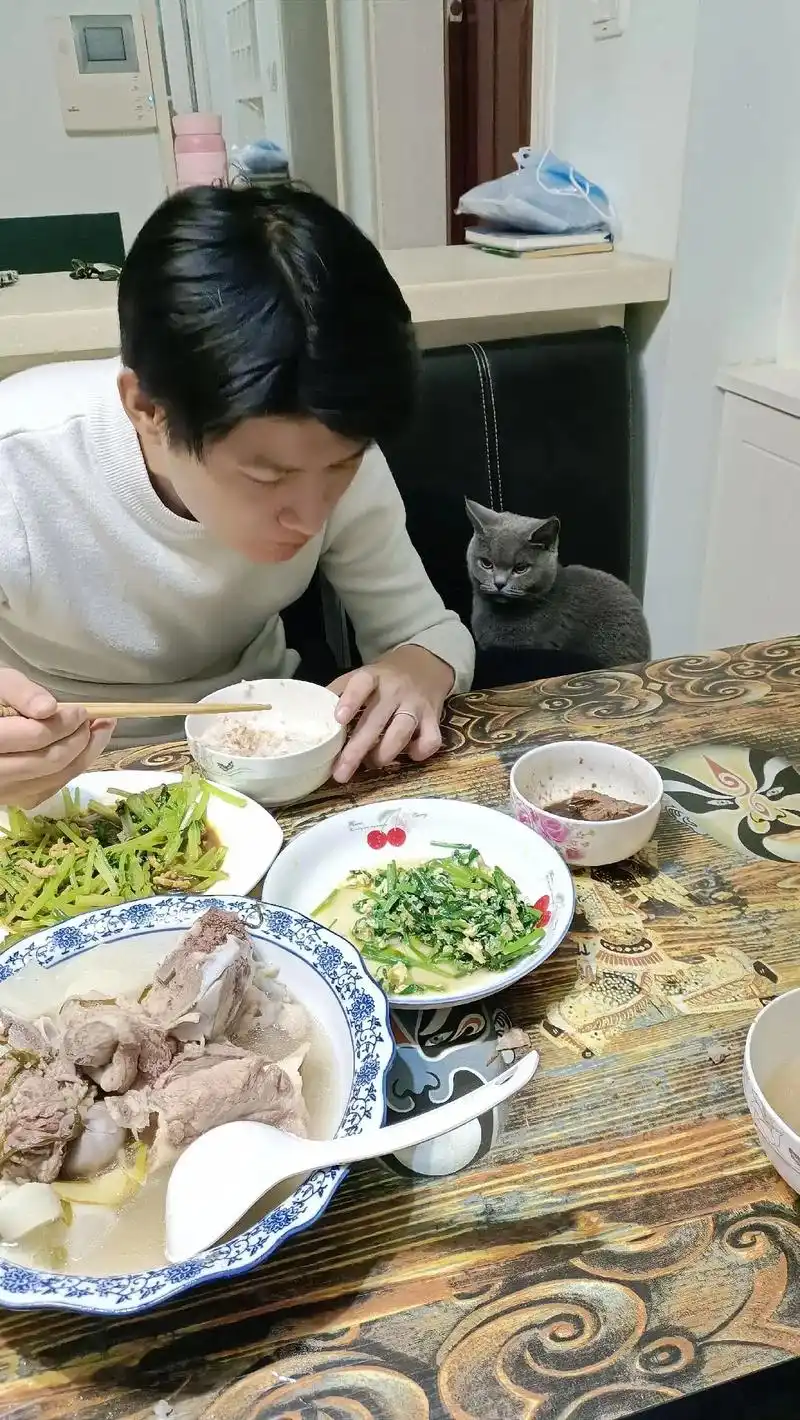 难的帅哥和我们一起吃饭,今天我们讨论的话题是,以后有媳妇了, - 抖音