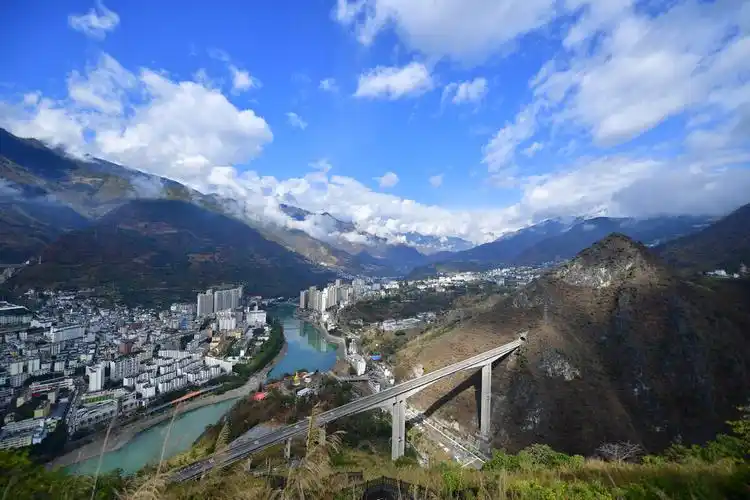 悬崖下的六库怒江六库老城