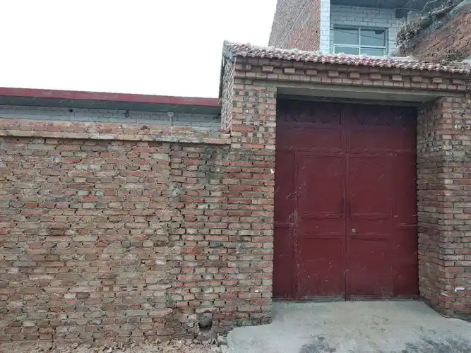 李林生家新安的红漆大门,崭新的门楼,新建的围墙