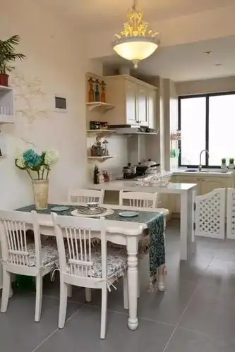 将厨房餐厅一体化不但省空间,也可以拉近做饭者和吃饭者的距离,使做饭