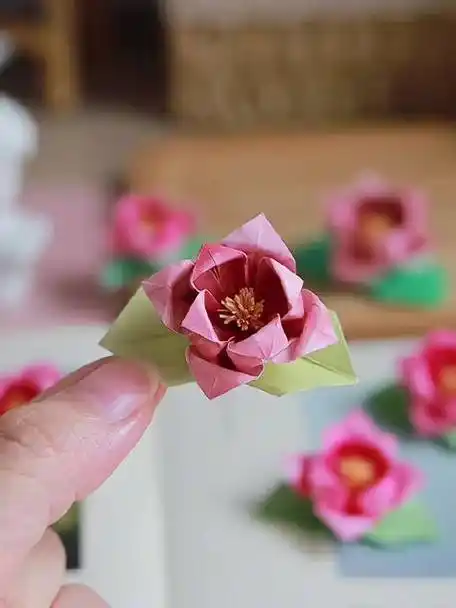 手把手教你彩纸折海棠花