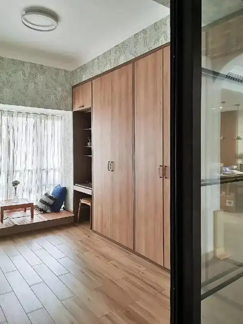 衣柜靠近飘窗的部分,设计了一个梳妆台,在这里化妆的时候光线很好.