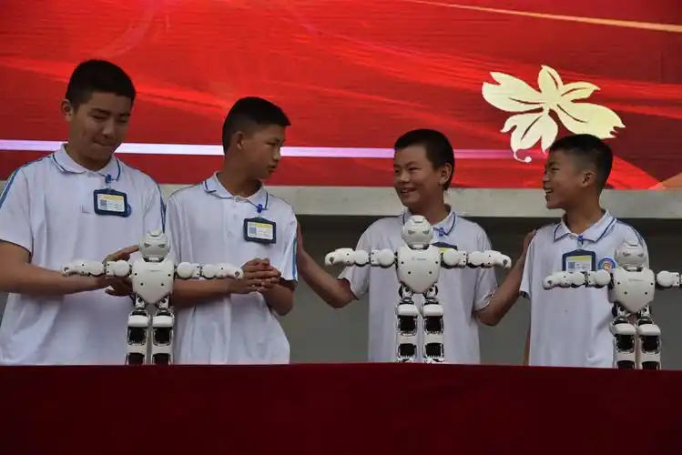 凤凰初级中学第二届科技节之机器人跳舞 - 美篇