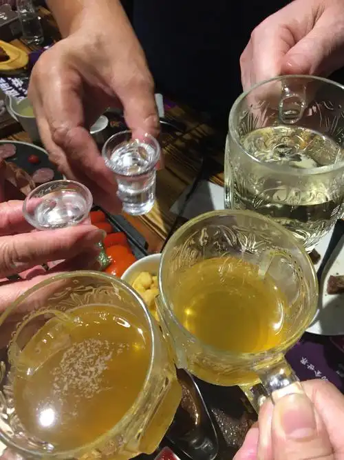 欢聚一堂 干了杯中酒