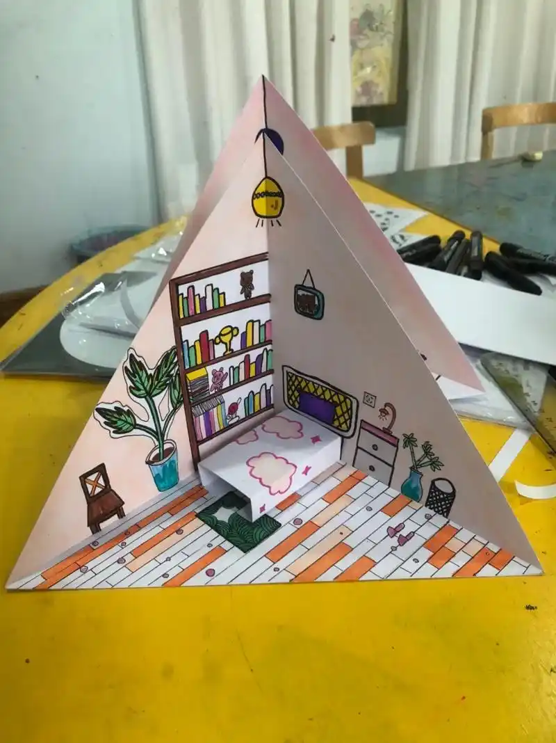 美育《卧室一角》#一起学画画 ##爱画画的小朋友 #创意美术 - 抖音