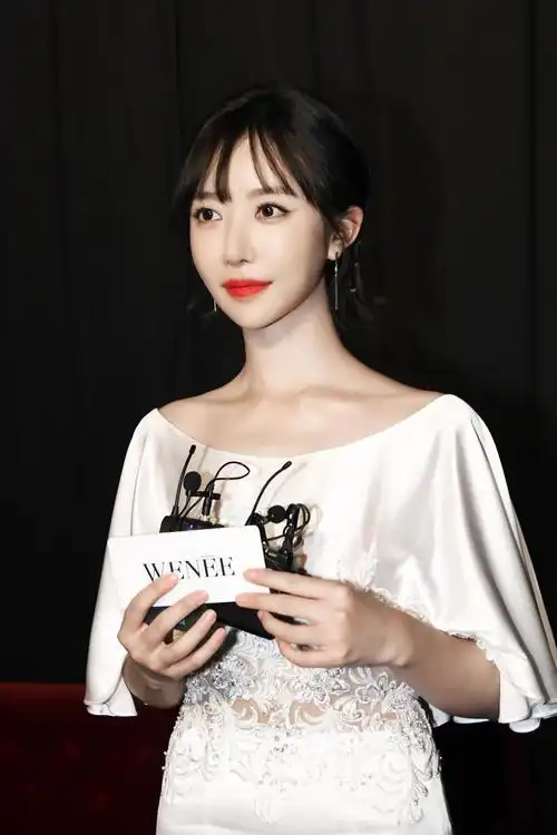 潘时七受邀出席wen05e2020高定发布会白色鱼尾长裙尽显优雅魅力
