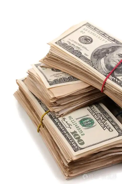 成堆的白色上孤立的一百美元钞票特写