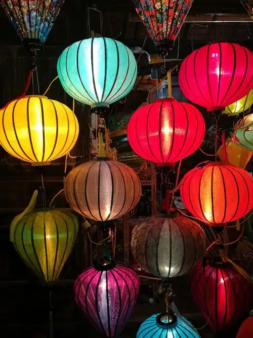 形态各异,色彩纷呈的灯笼是会安夜景的一道风景.