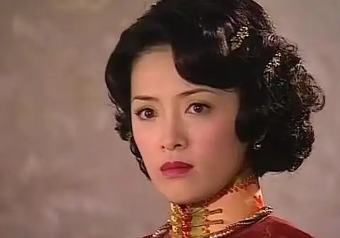 在《胭脂水粉》中,黎姿被蒙嘉慧衬托得就像大姨一样.